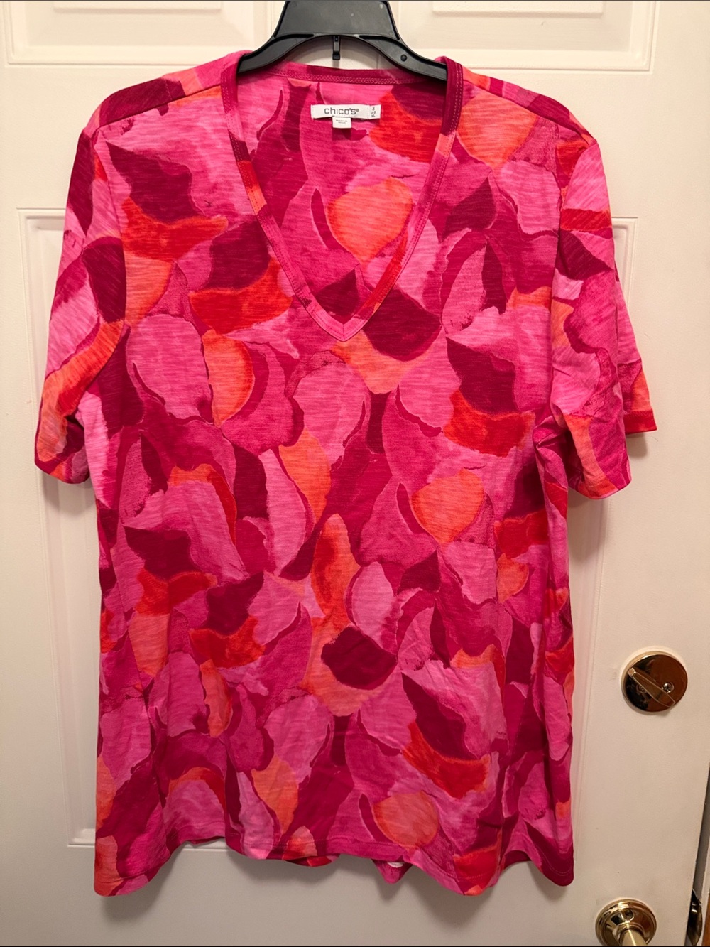 Chicos Watercolor Short Sleeve Forward-Seam Tee. Size 3/XL. NWT